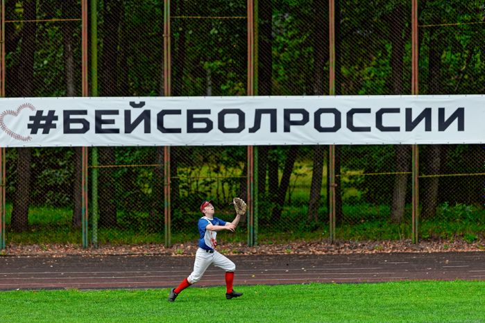 Бейсболист команды «Орел» из Москвы в финале бейсбольного турнира «Кубок Олимпии «Все звезды»