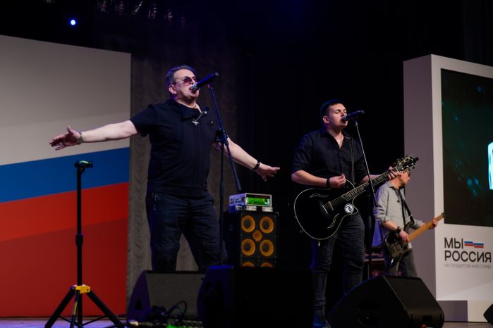 Группа "7Б" выступает перед гостями и участниками форума "На государственной службе"