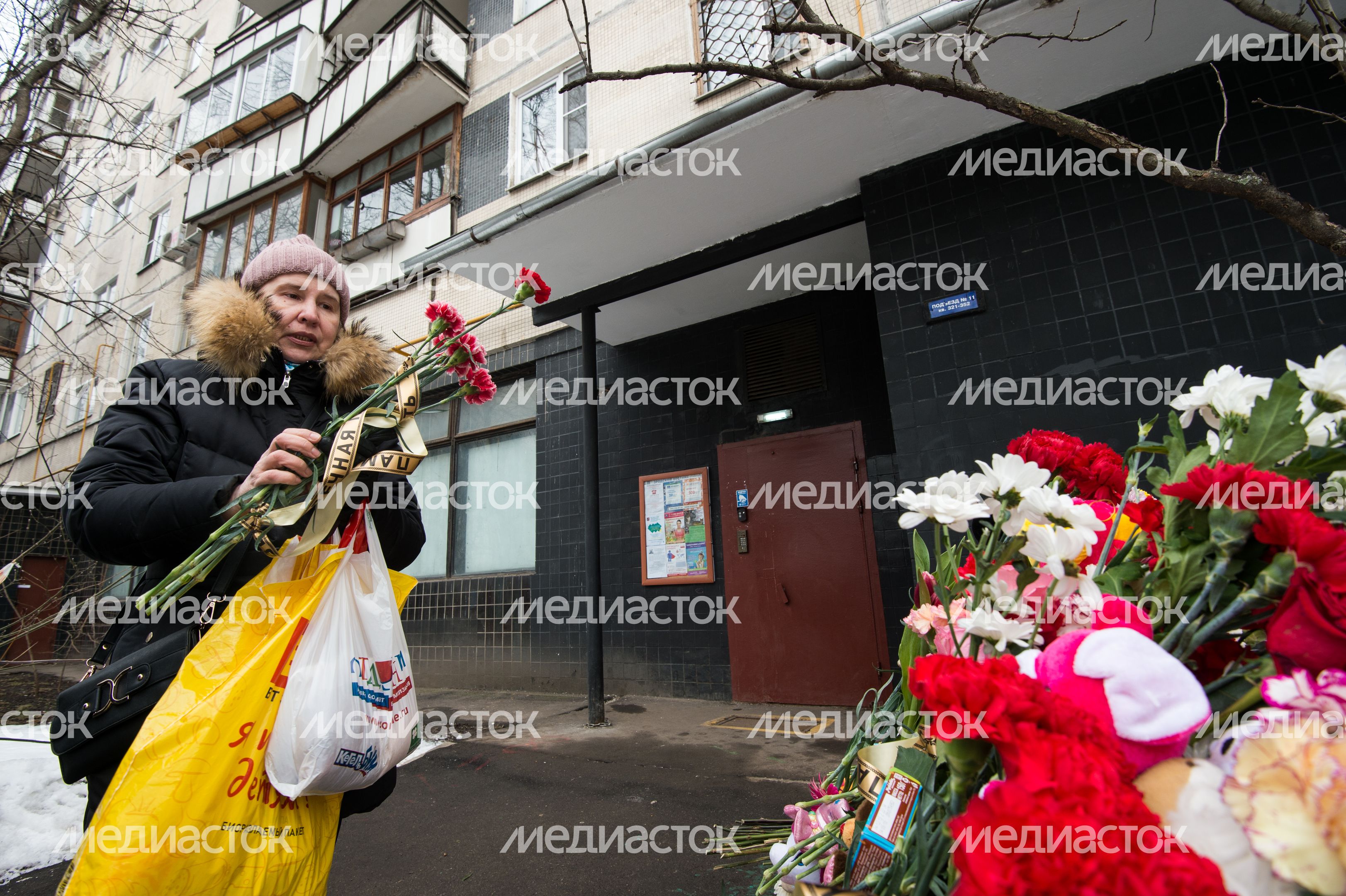 Мемориал из цветов и игрушек в честь погибшей девочки в Москве
