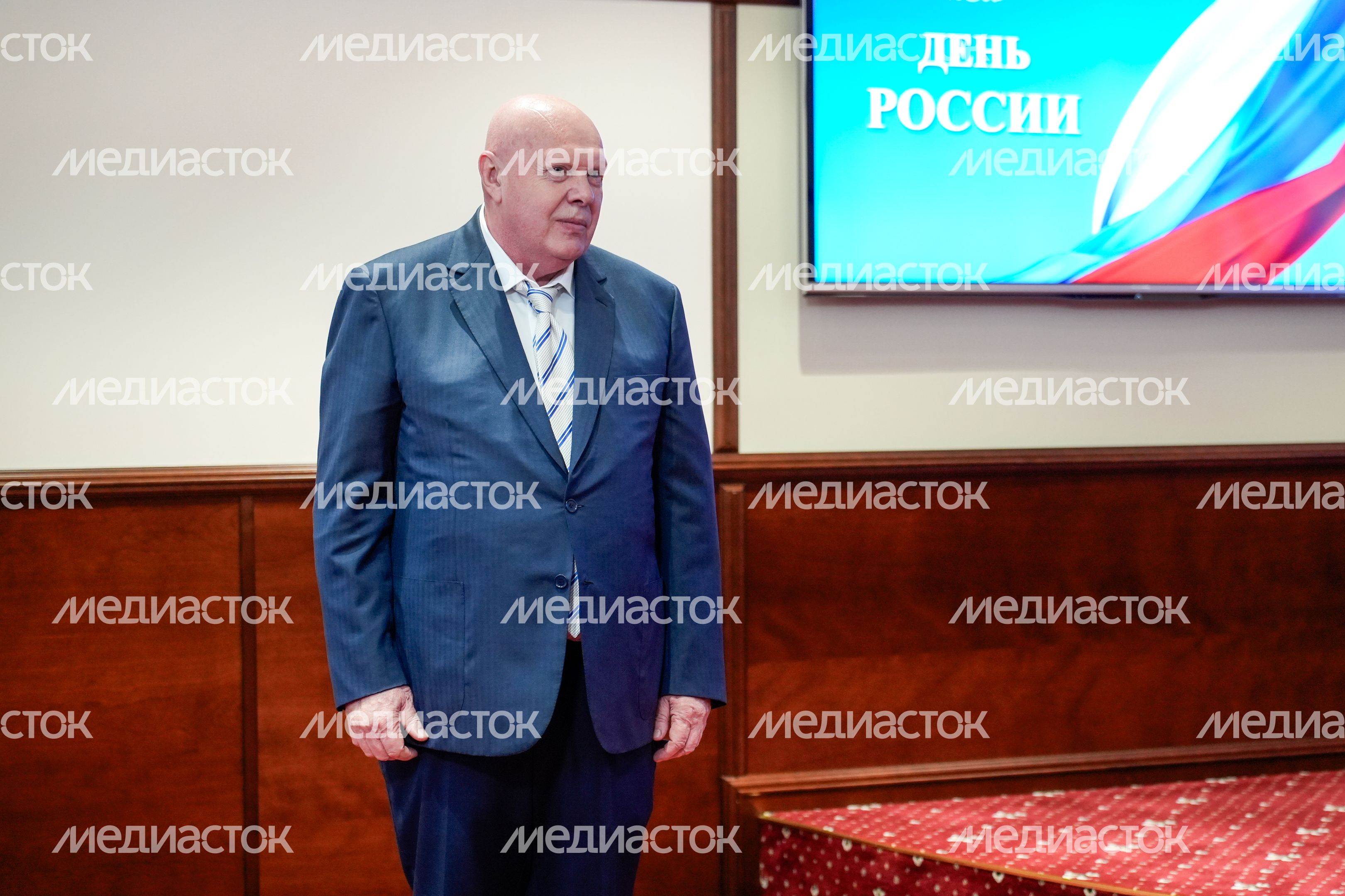 Губернатор Московской области вручил награду Владимиру Виноградову Губернатор Московской области вручил награду Владимиру Виноградову