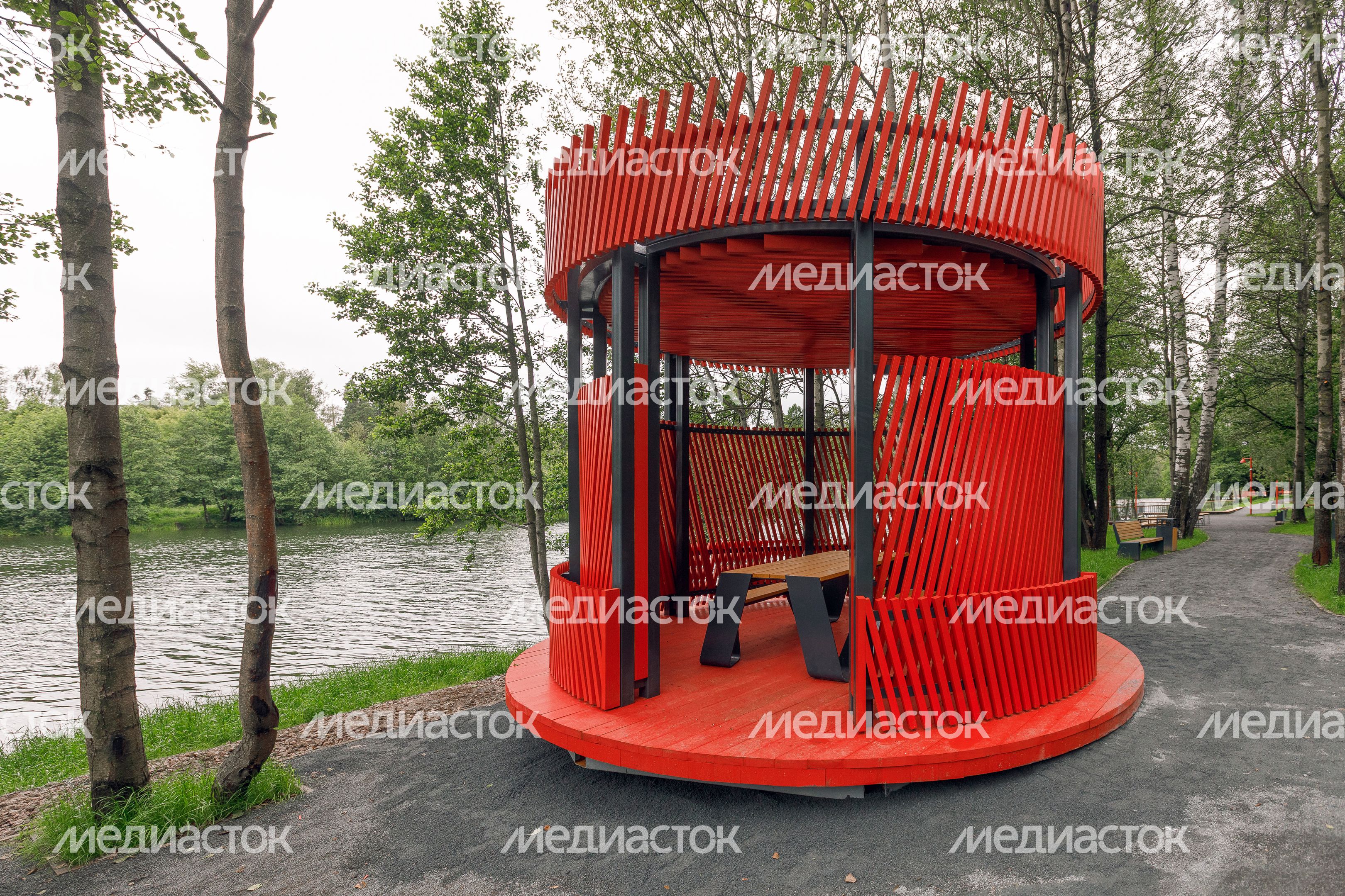 Круглая беседка в Вишняковском лесопарке Балашихи Круглая беседка в Вишняковском лесопарке Балашихи