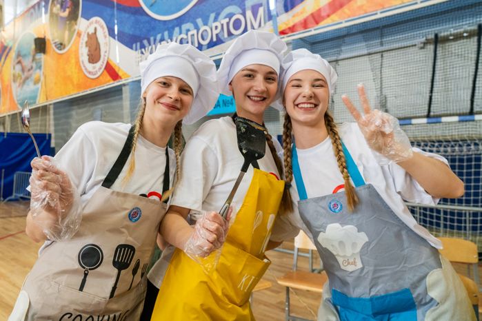 Спортсмены училищ олимпийского резерва соревновались в умении печь блины