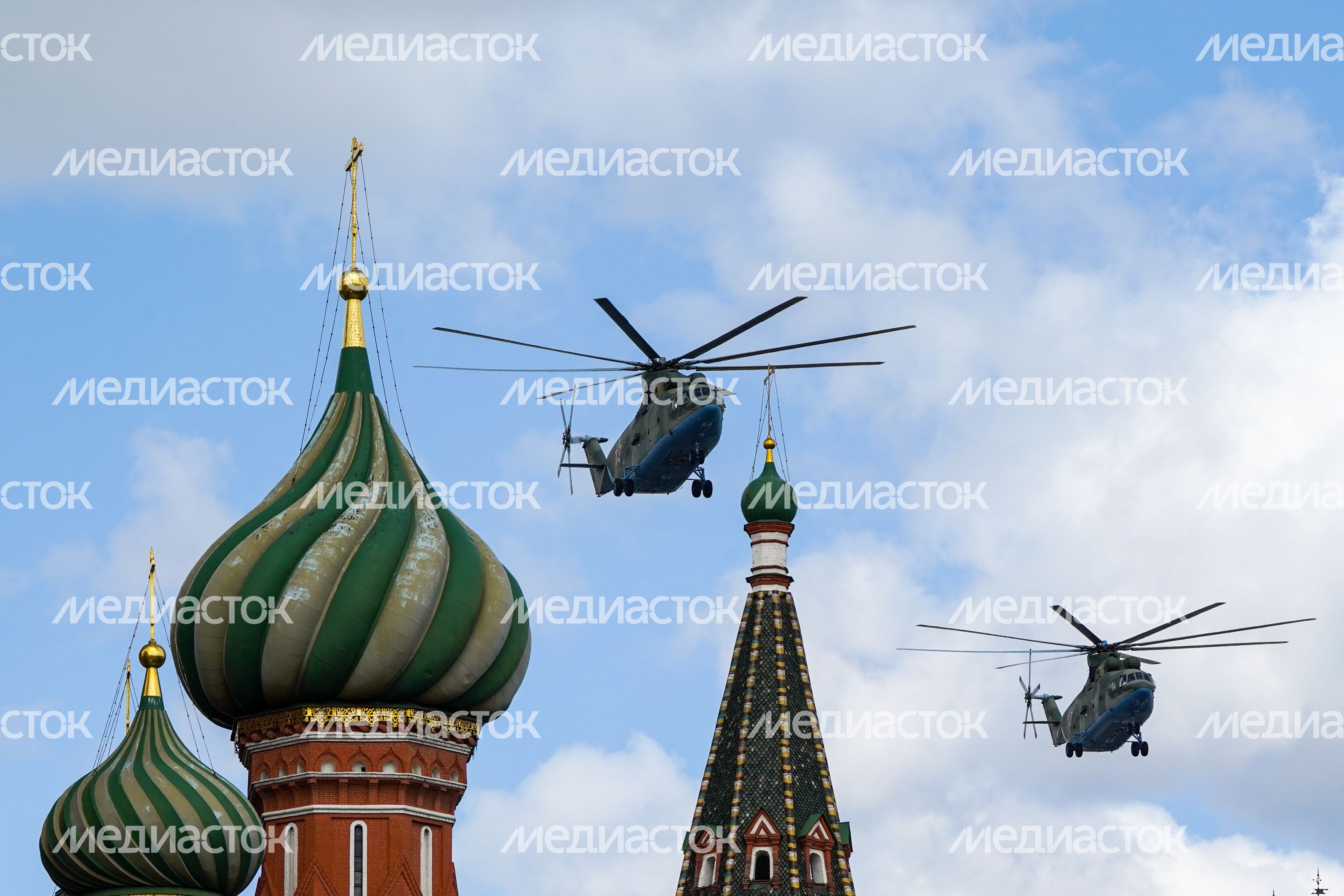 Тренировочные полеты над Красной площадью экипажей самолетов ВКС, принимающих участие в военном параде