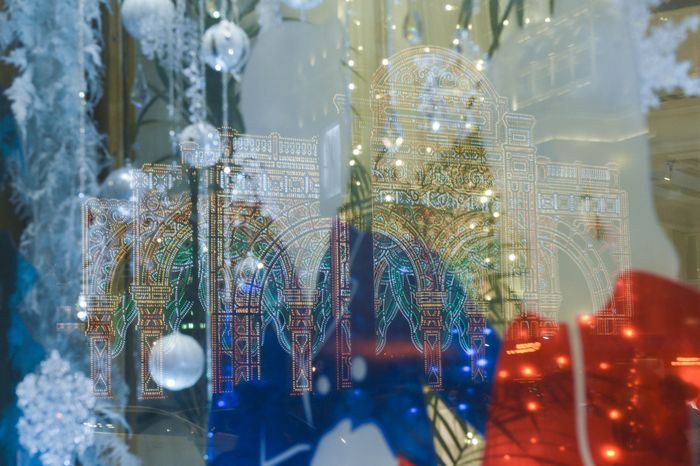 Включение подсветки новогодней арки в стиле театра «Эрмитаж» в Москве