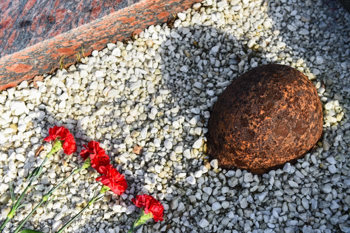 Открытие после реставрации воинского мемориала в деревне Ельня в Подмосковье