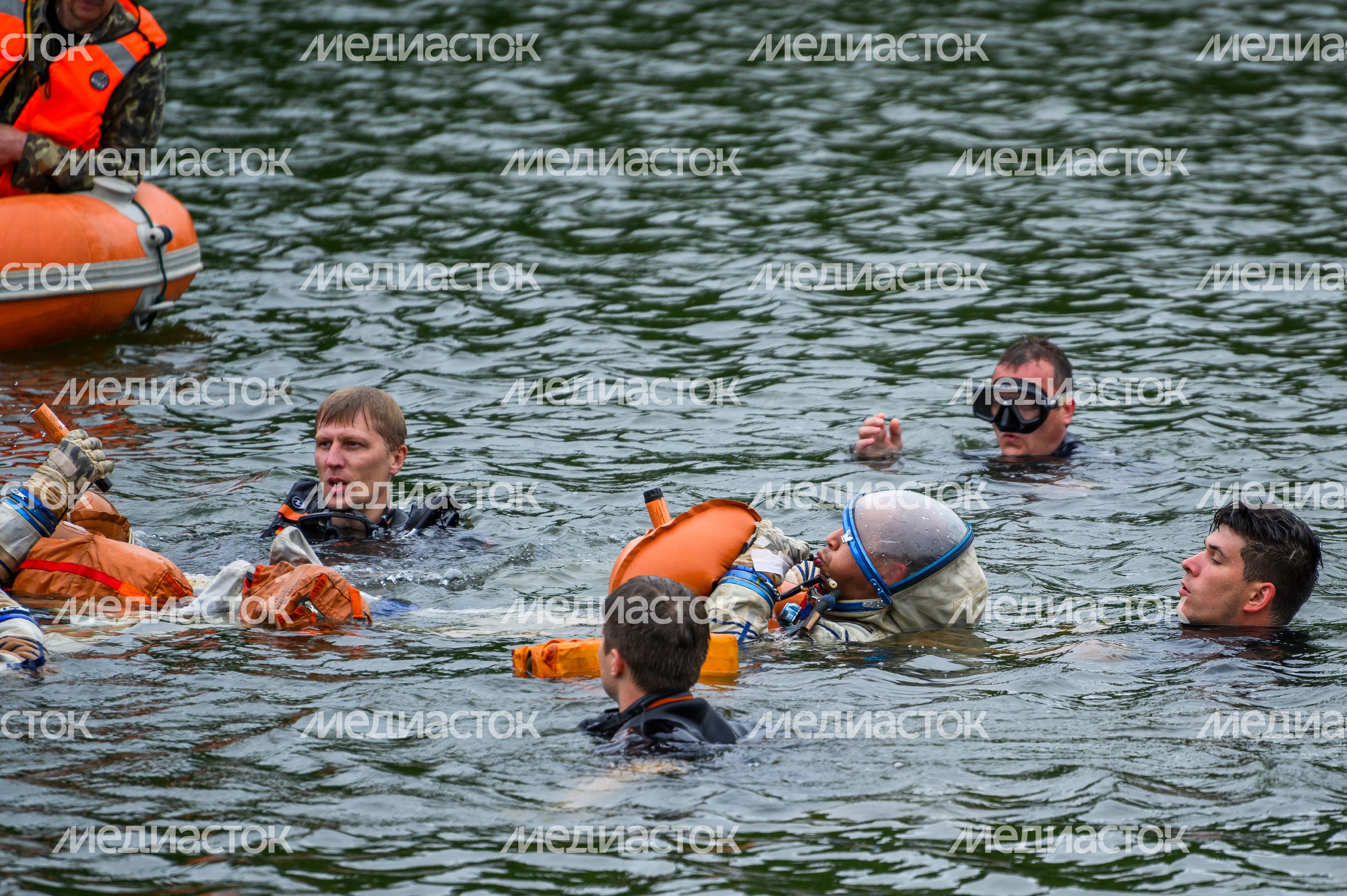 Тренировка космонавтов по действиям после посадки на воду в Ногинске