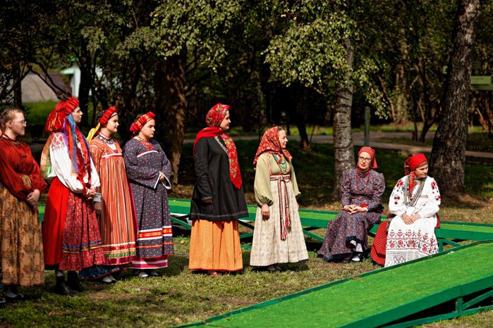 Дефиле в народных костюмах от центра «Истоки» на фестивале народных традиций «Три Спаса в Мелихове»