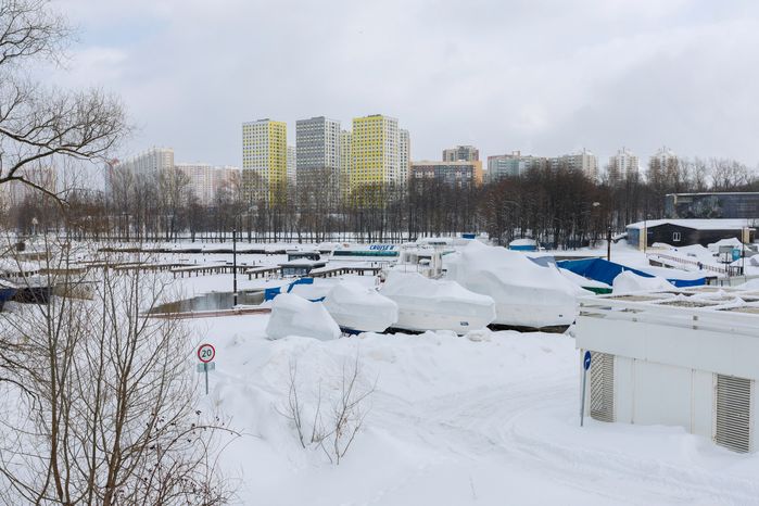 Зимние виды причала для лодок на канале имени Москвы в Химках