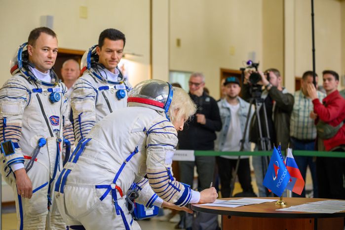 Дублирующий экипаж космонавтов МКС-75 на комплексной тренировке в Звездном городке
