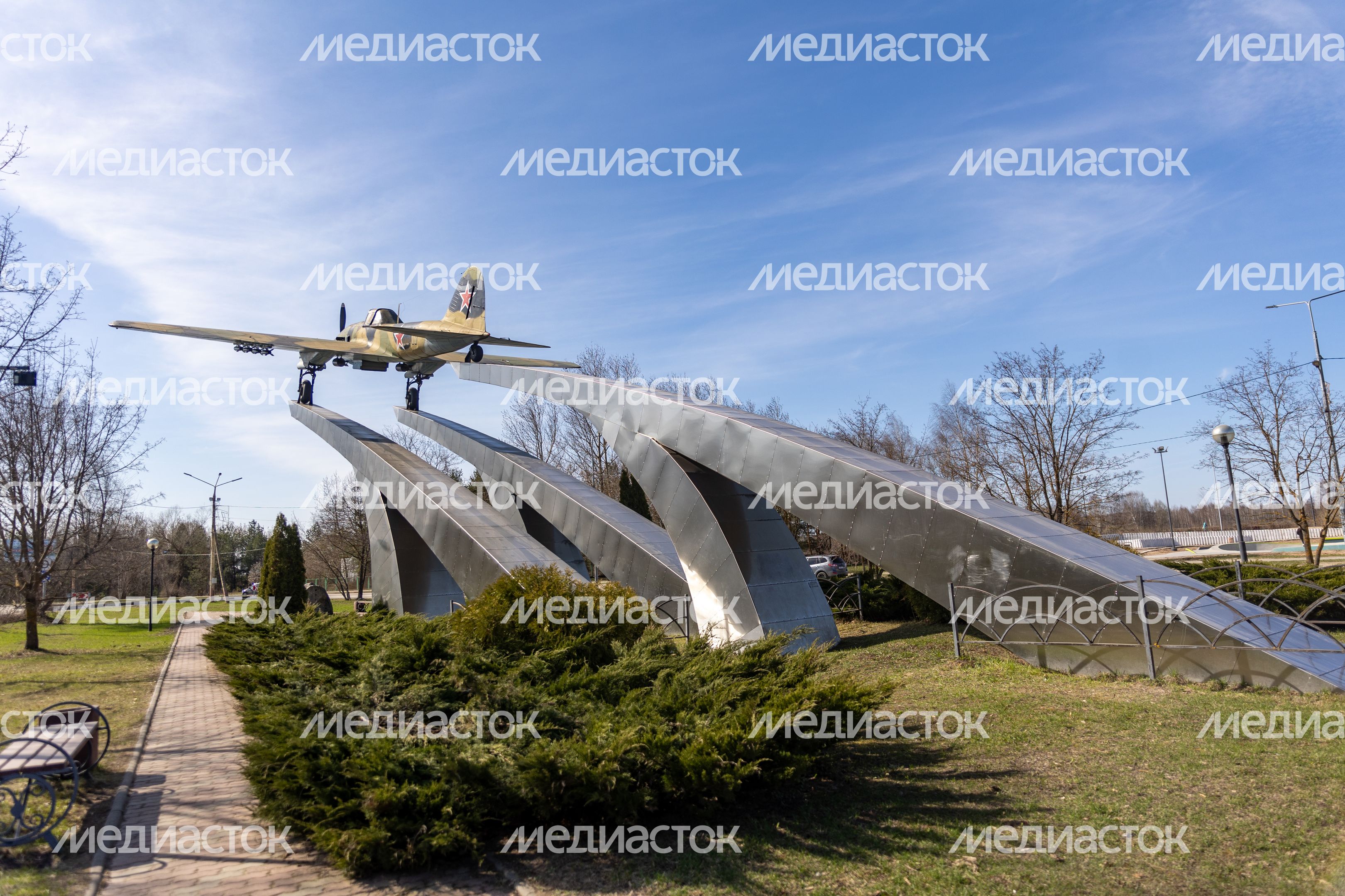Памятник самолету Ил-2 Памятник самолету Ил-2