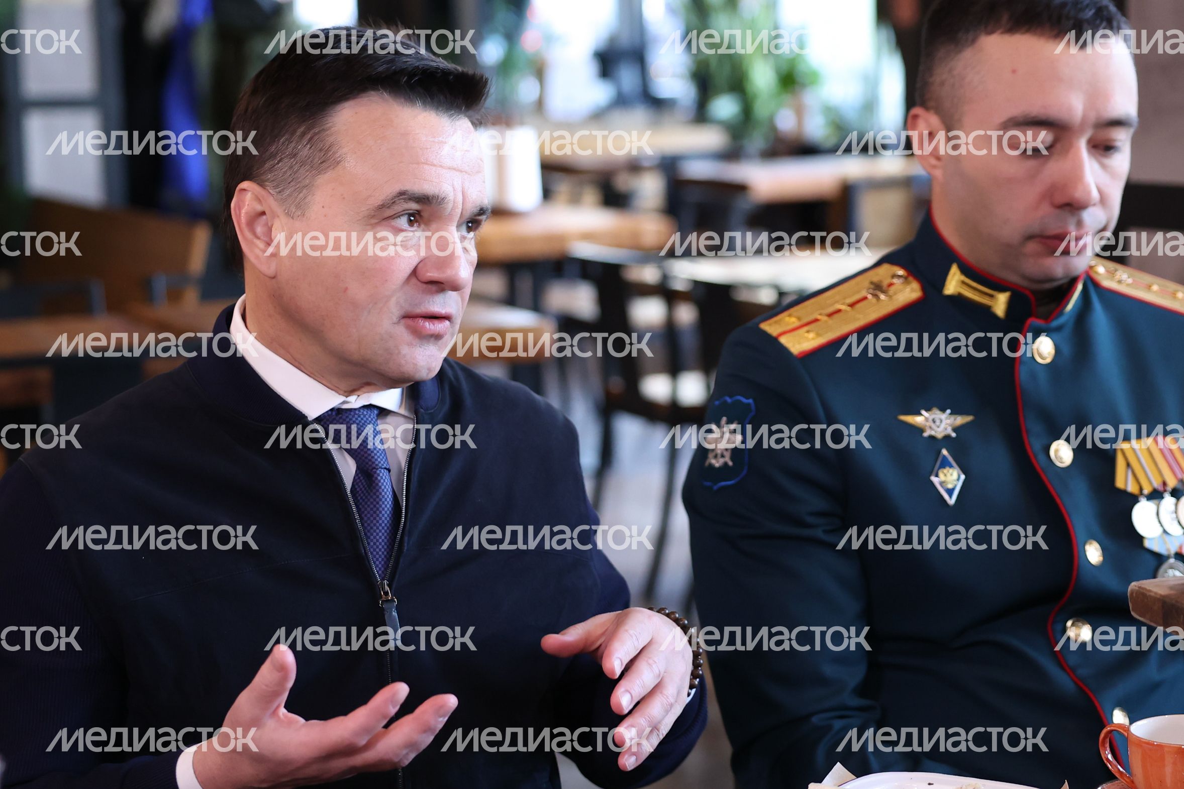 Андрей Воробьев пообщался с героями СВО и волонтерами за чашкой чая Андрей Воробьев пообщался с героями СВО и волонтерами за чашкой чая
