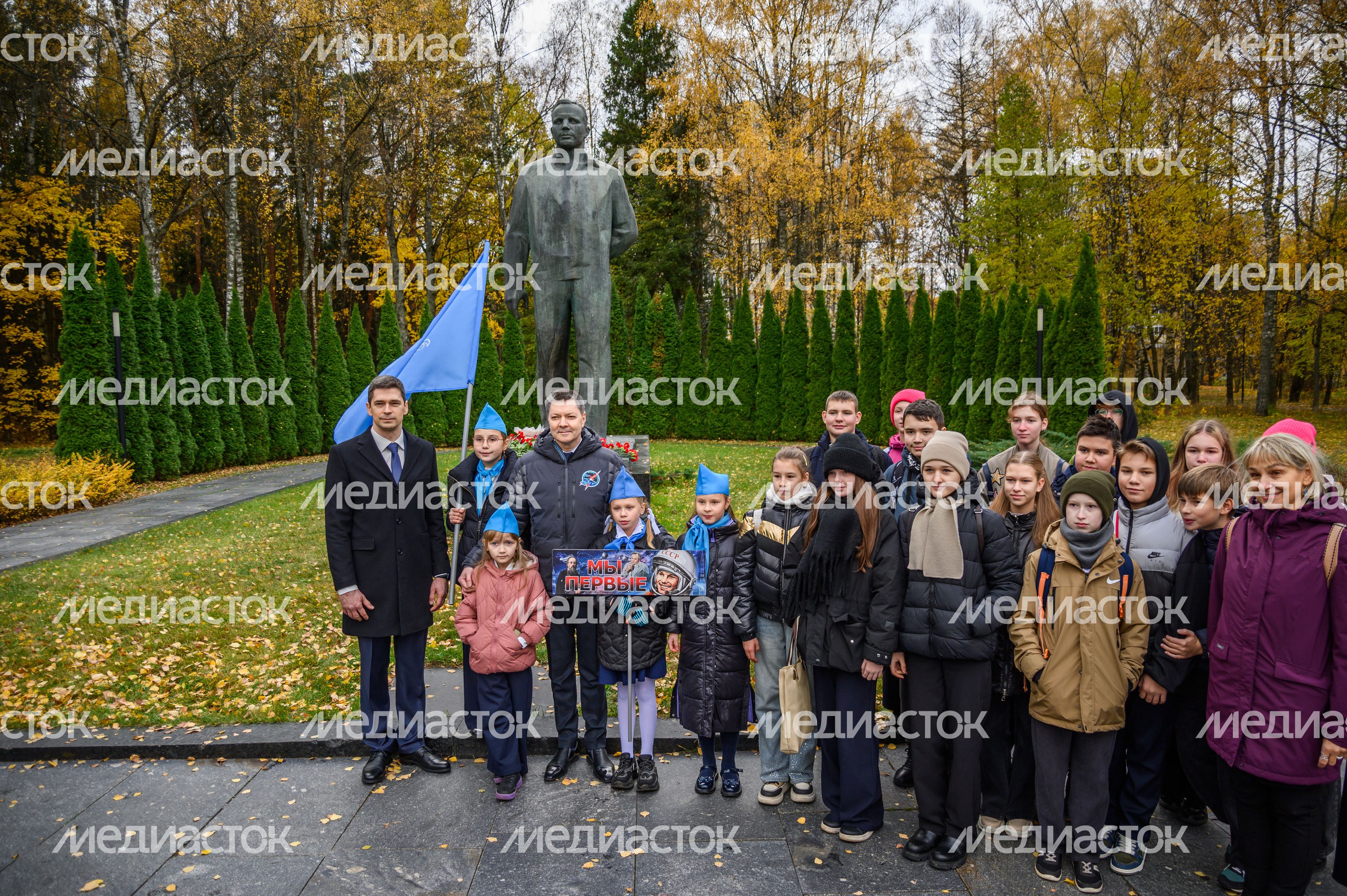 Космонавты Олег Кононенко и Николай Чуб с группой школьников Космонавты Олег Кононенко и Николай Чуб с группой школьников