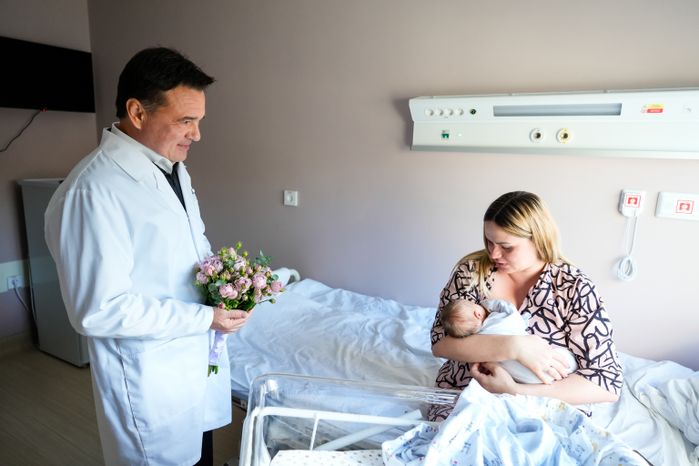 Андрей Воробьев посетил роддом в Химках, открывшийся после капремонта