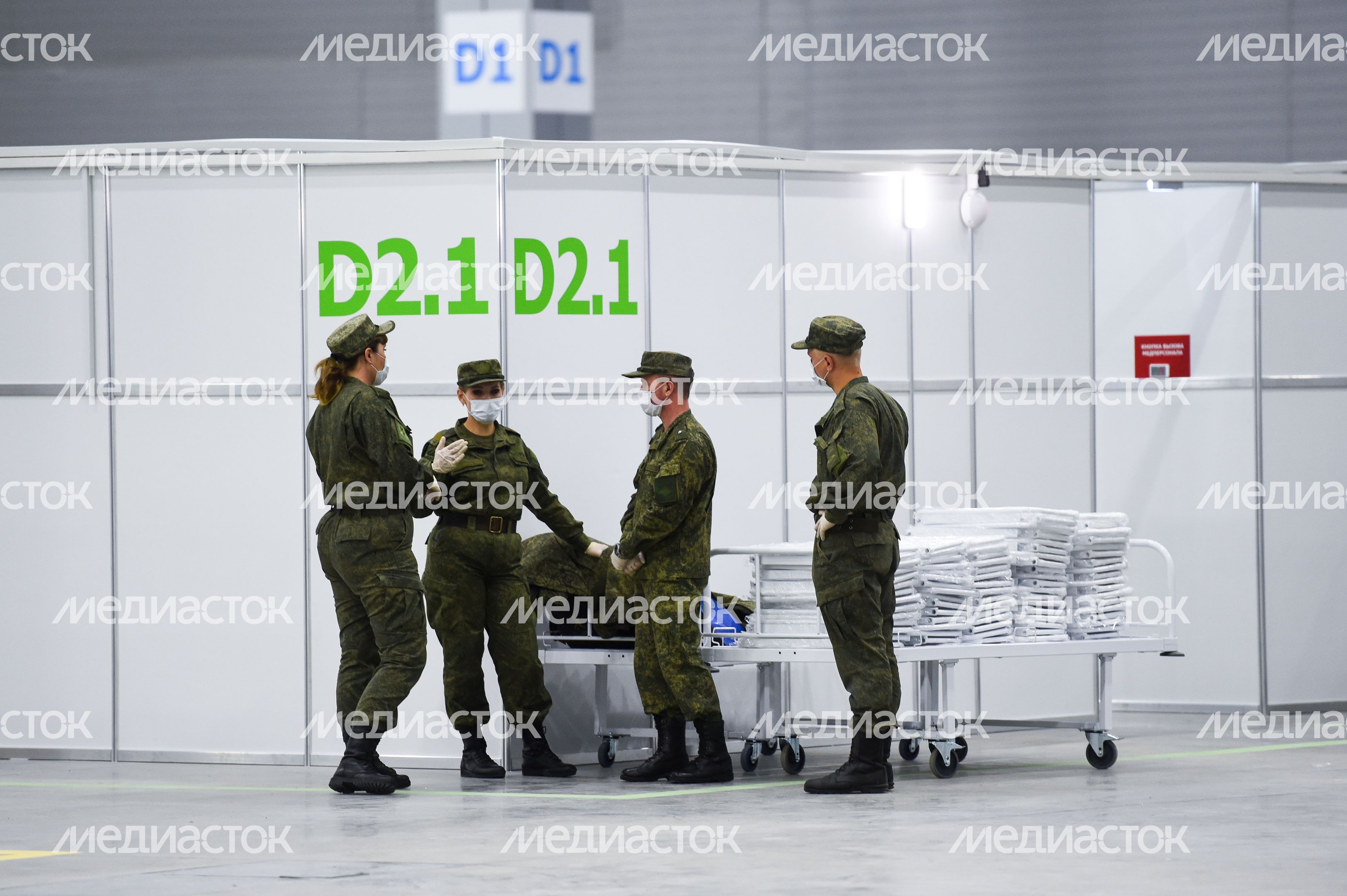 Медицинский центр для больных с коронавирусом, организованный в павильонах Конгрессно-выставочного центра в Кубинке