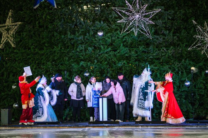 Огни зажгли на елке главного катка Подмосковья в парке «Патриот» Одинцовского округа