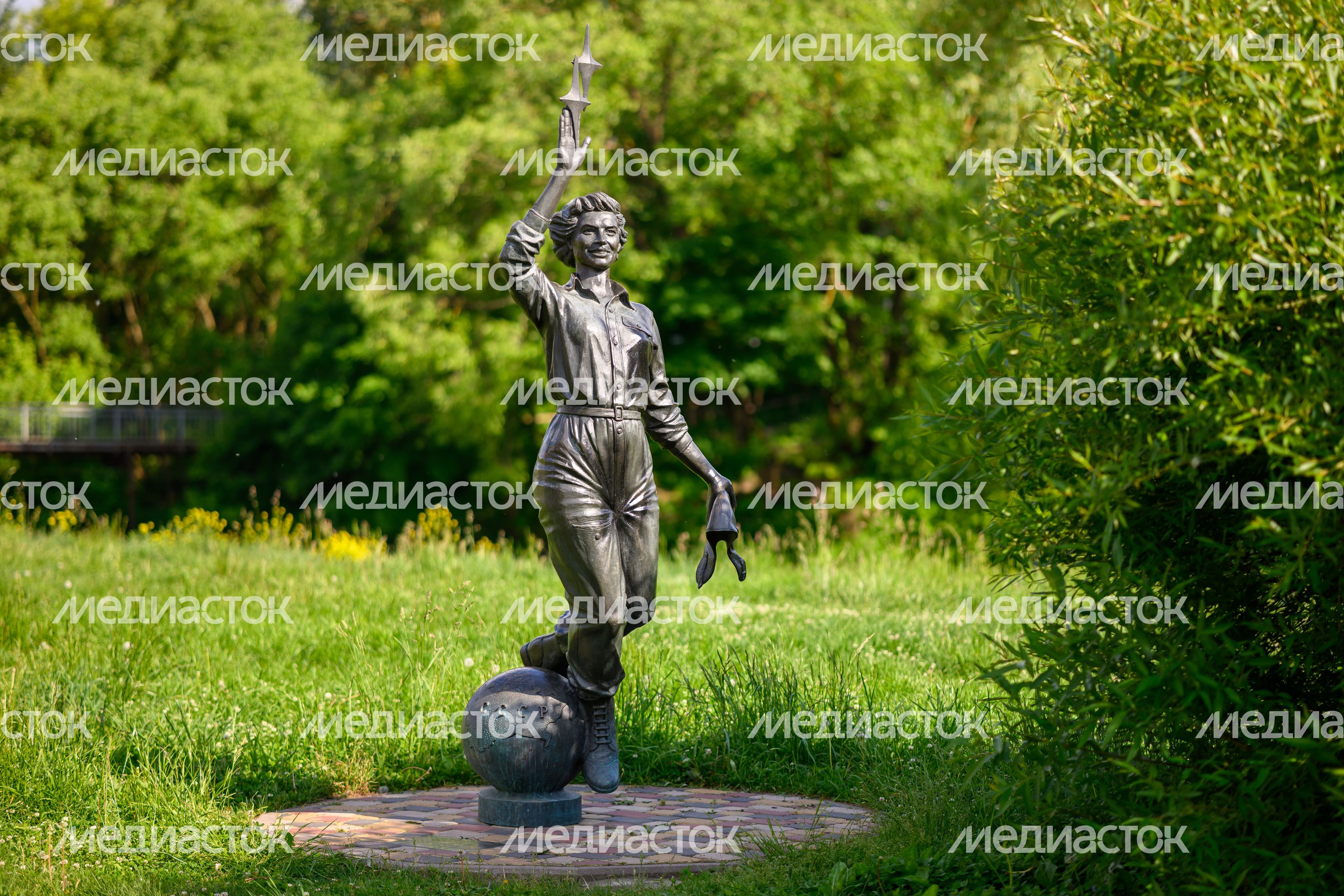 Памятники космонавтам в ЖК «Лукино-Варино» поселка Свердловский округа Лосино-Петровский Памятники космонавтам в ЖК «Лукино-Варино» поселка Свердловский округа Лосино-Петровский