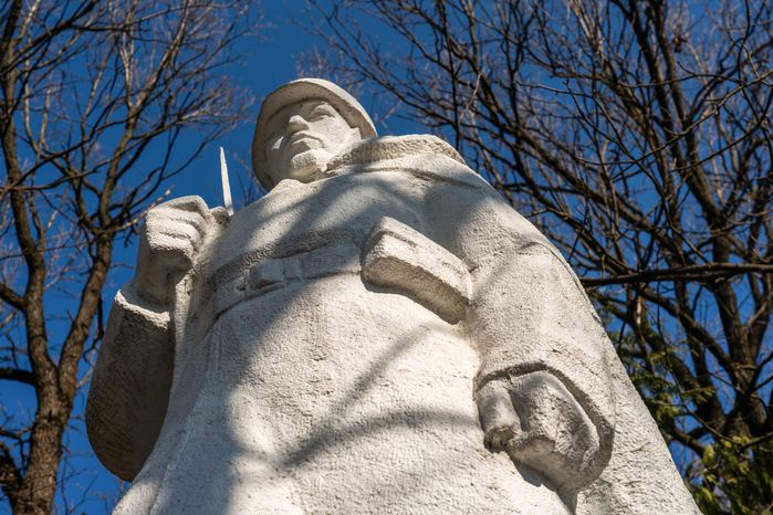 Памятник-обелиск «Солдат на рубеже обороны» в Лобне