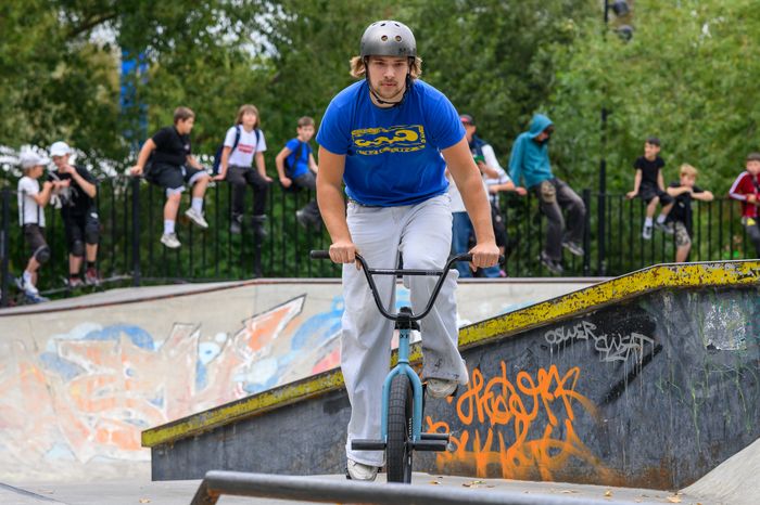 Соревнования в дисциплине велосипедный мотокросс (BMX) на фестивале уличной культуры в парке Мира города Мытищи