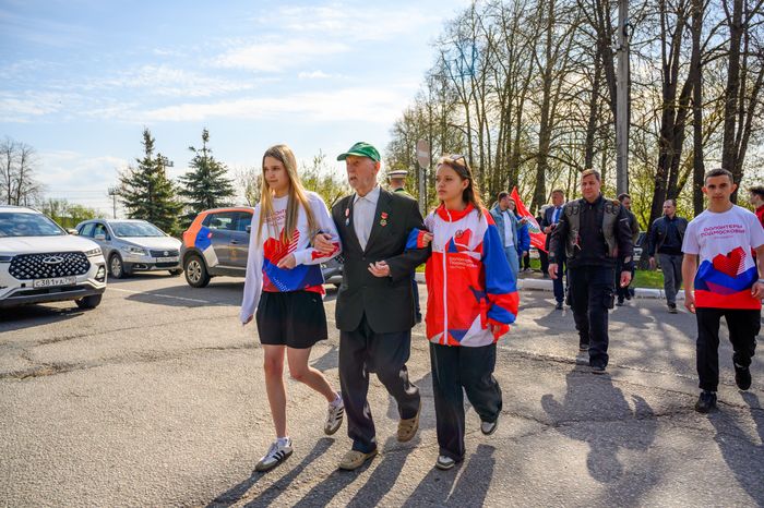 Волонтеры Подмосковья помогли ветерану дойти до места возложения цветов в Дмитровском округе в преддверие Дня Победы