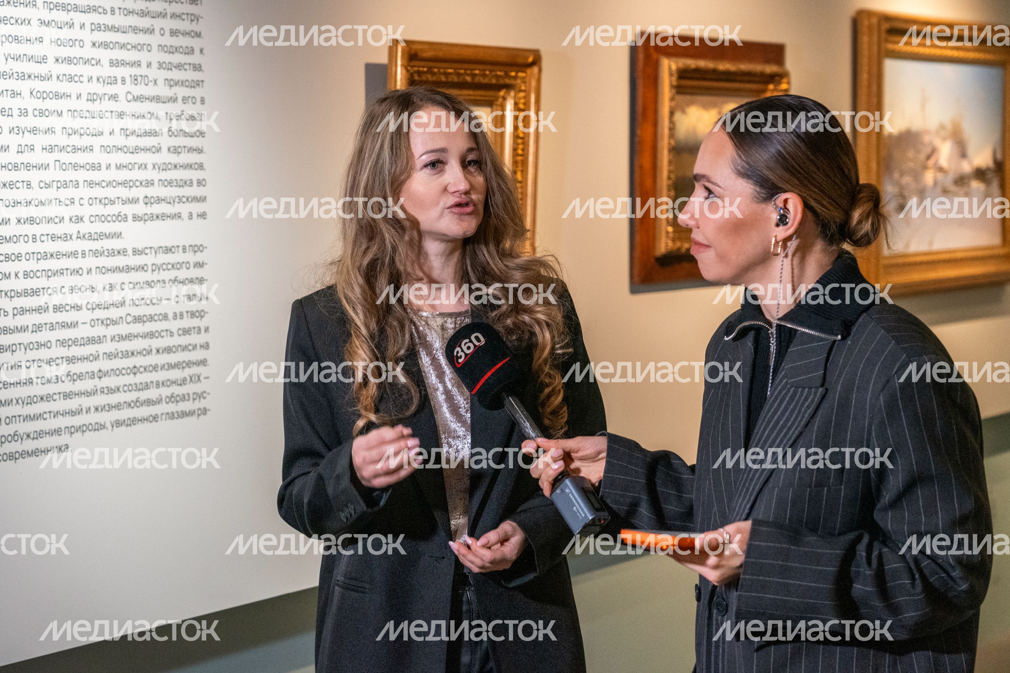 Журналист телеканала 360 берет интервью на открытии выставки «Импрессионизм с русской душой» в Серпухове Журналист телеканала 360 берет интервью на открытии выставки «Импрессионизм с русской душой» в Серпухове