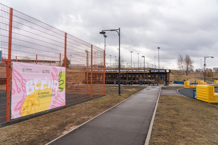 Весна в парке у набережной реки Песочной в Истре
