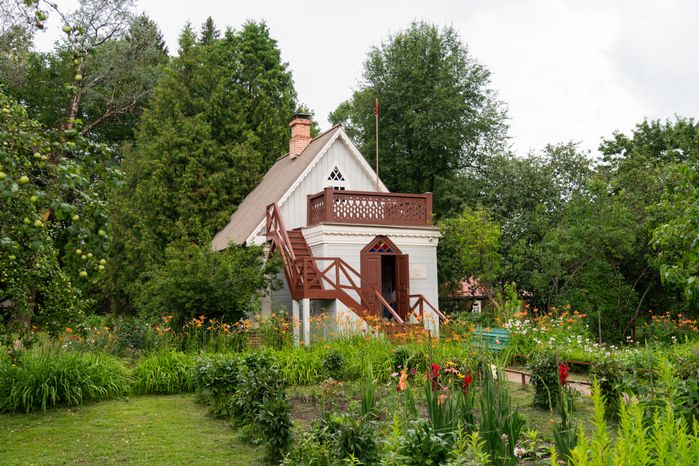 Флигель «Чайка» рядом с главным домом усадьбы Мелихово после реставрации в 2025 году в Чехове