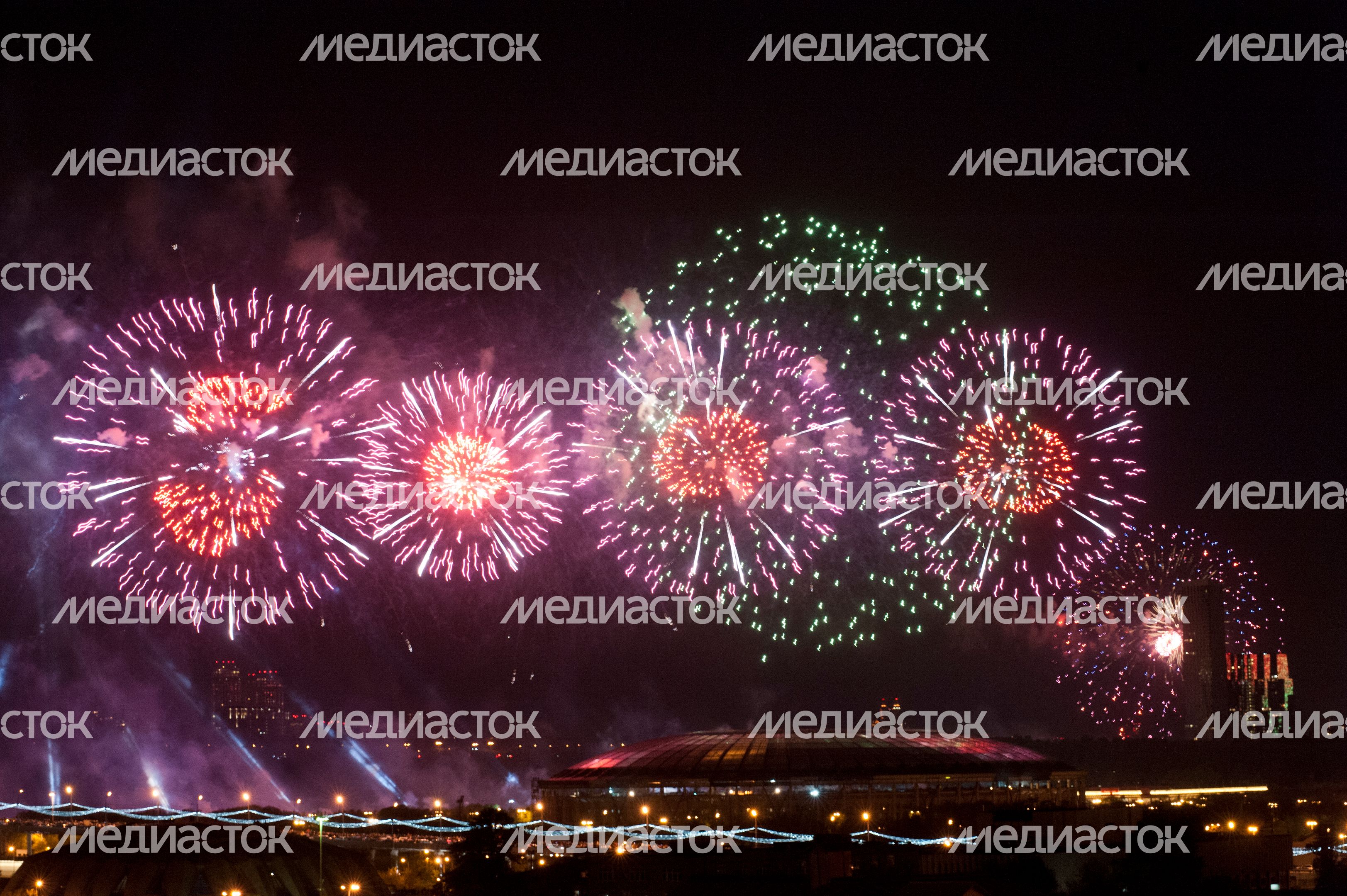 Праздничный салют на День Победы в Москве