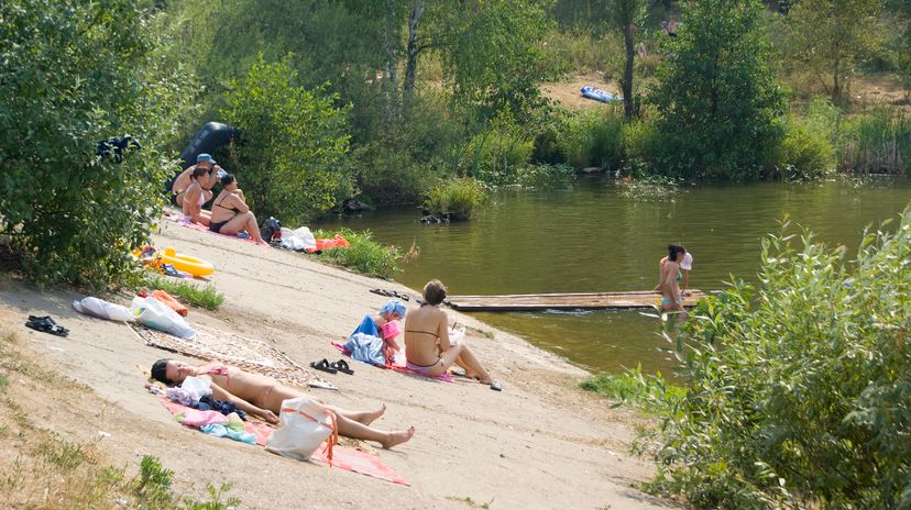 Горожане загорают на берегу реки Пахра в Подольске
