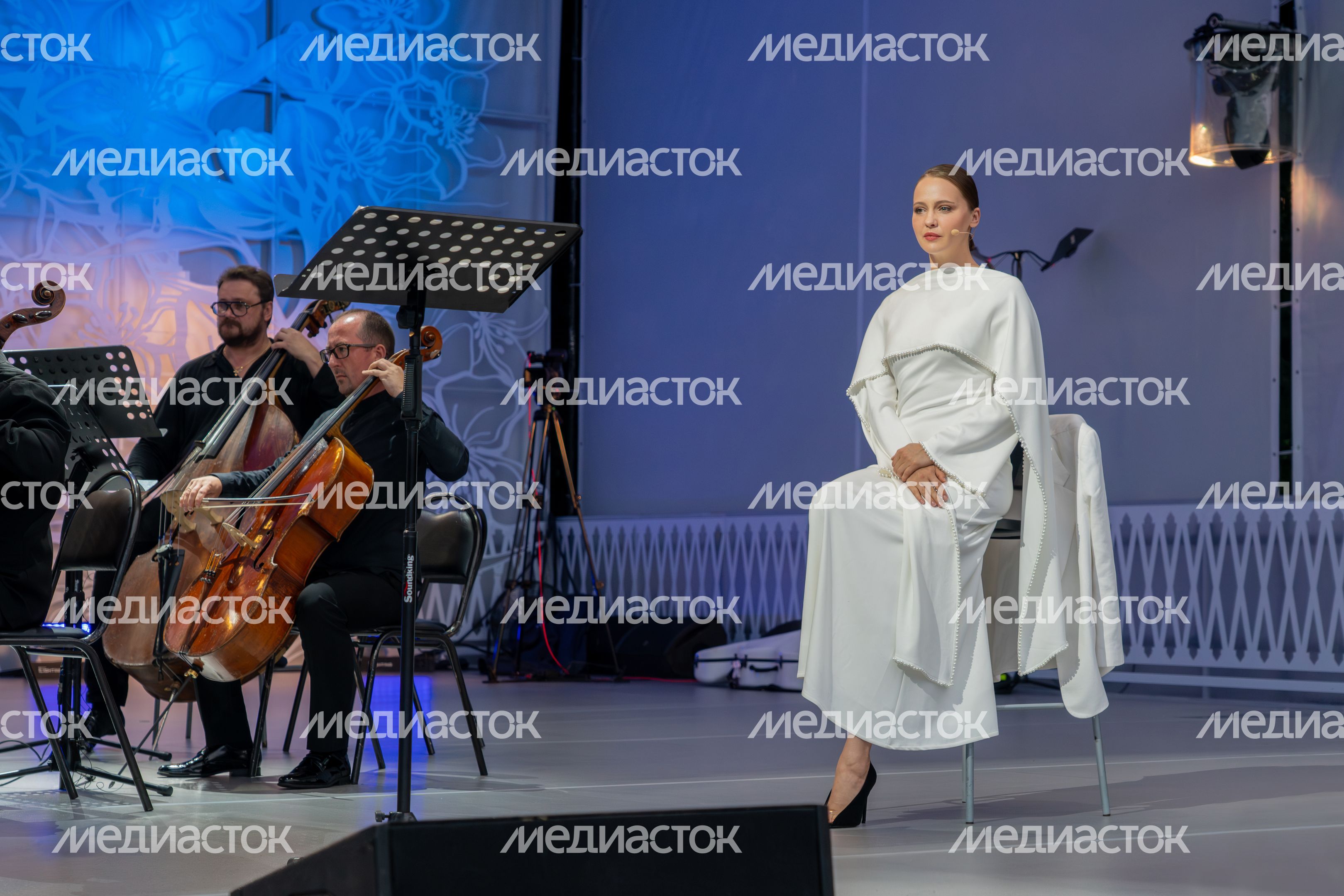 Актриса Юлия Хлынина в спектакле-концерте «Бедные люди» на Международном фестивале искусств П.И. Чайковского в Клину Актриса Юлия Хлынина в спектакле-концерте «Бедные люди» на Международном фестивале искусств П.И. Чайковского в Клину