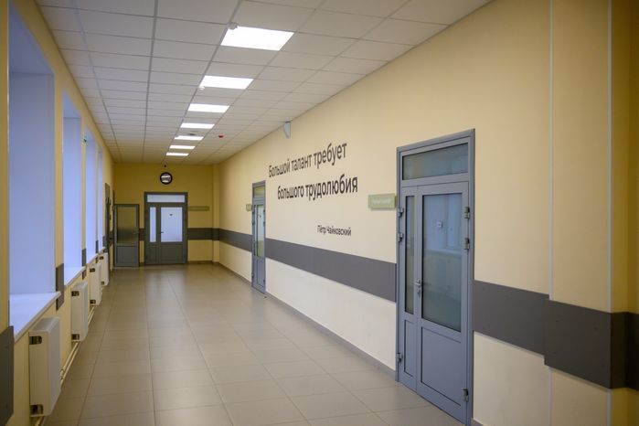 Коридор Центра образования №23 в поселке Обухово Богородского округа после капитального ремонта