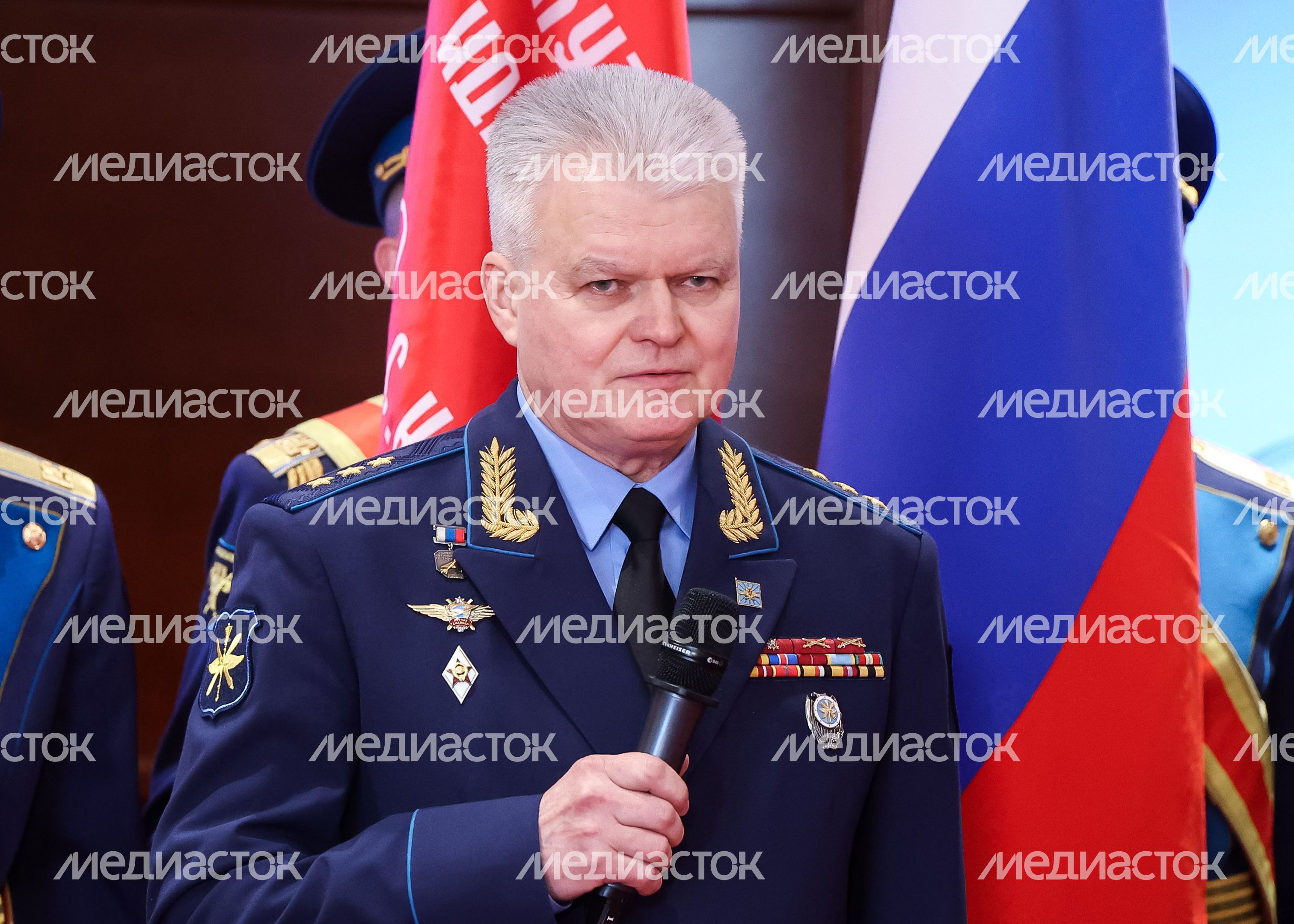 Родственникам легендарного лётчика Николая Терёхина передали "Золотую Звезду" Героя России Родственникам легендарного лётчика Николая Терёхина передали "Золотую Звезду" Героя России