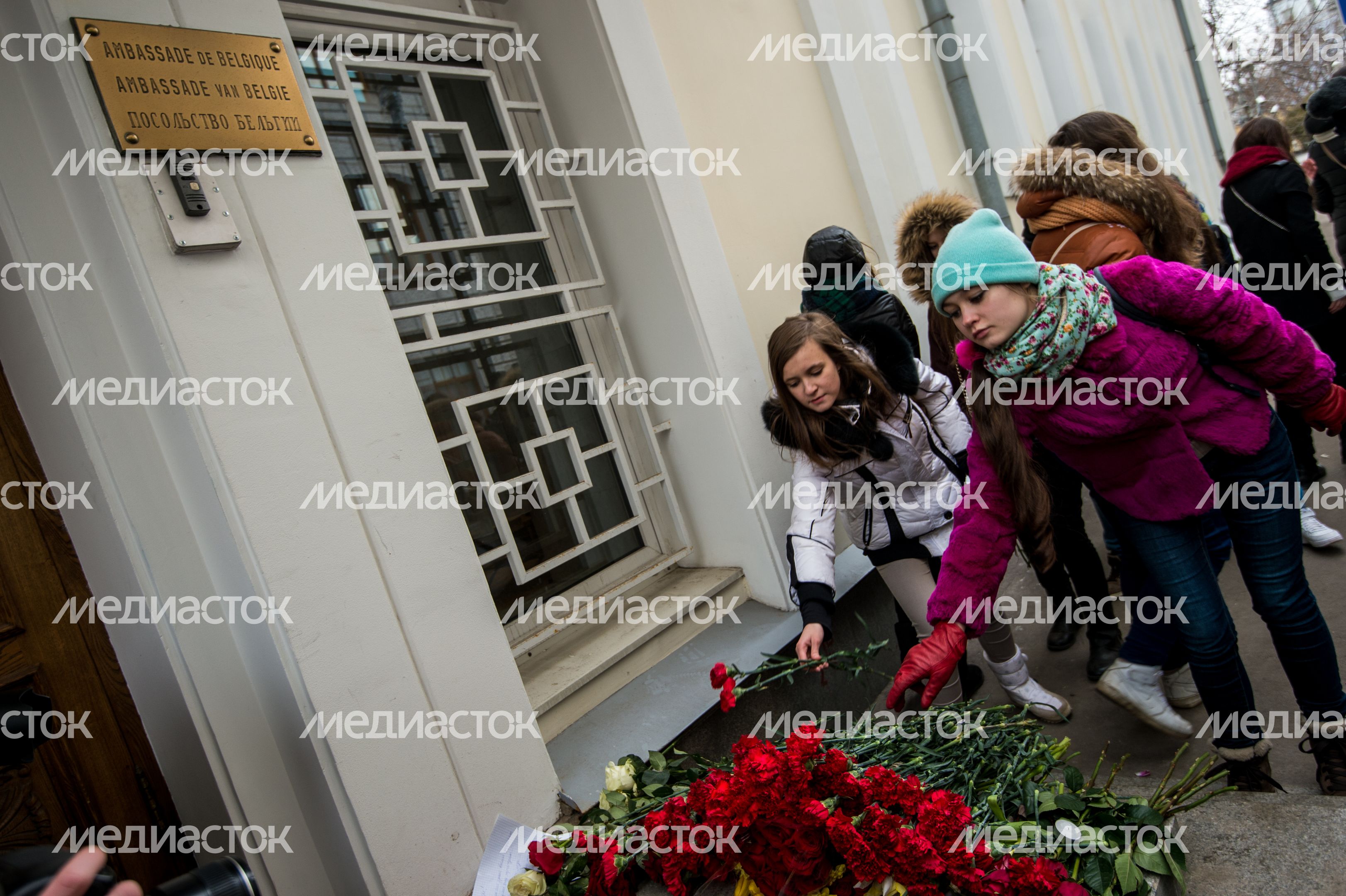 Москвичи несут цветы к посольству Бельгии