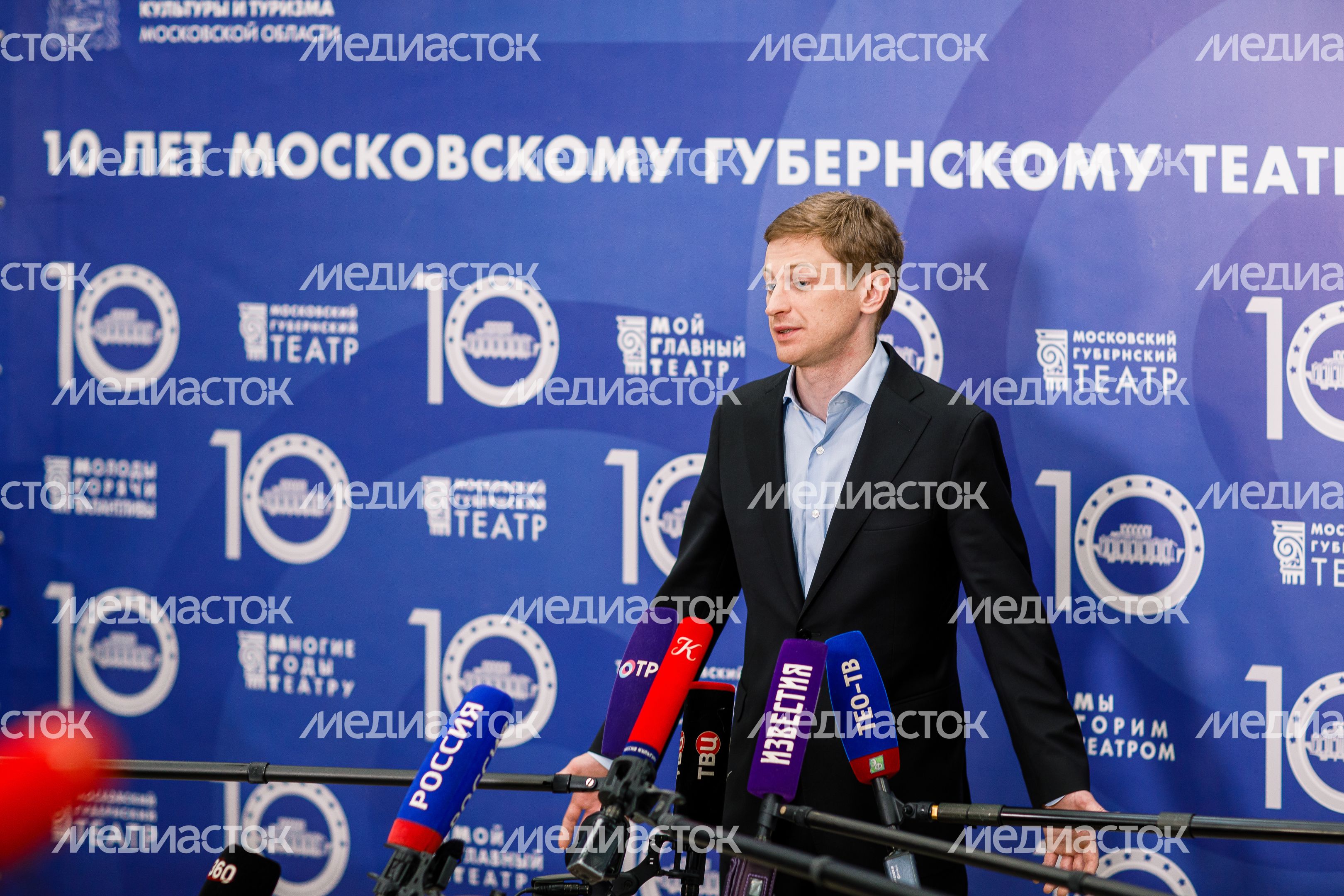 Василий Кузнецов выступил перед журналистами на пресс-конференции после вручения наград артистам МГТ Василий Кузнецов выступил перед журналистами на пресс-конференции после вручения наград артистам МГТ