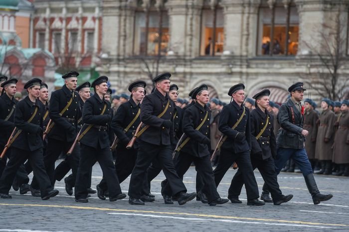 Торжественный марш в честь парада 1941 года на Красной площади в Москве