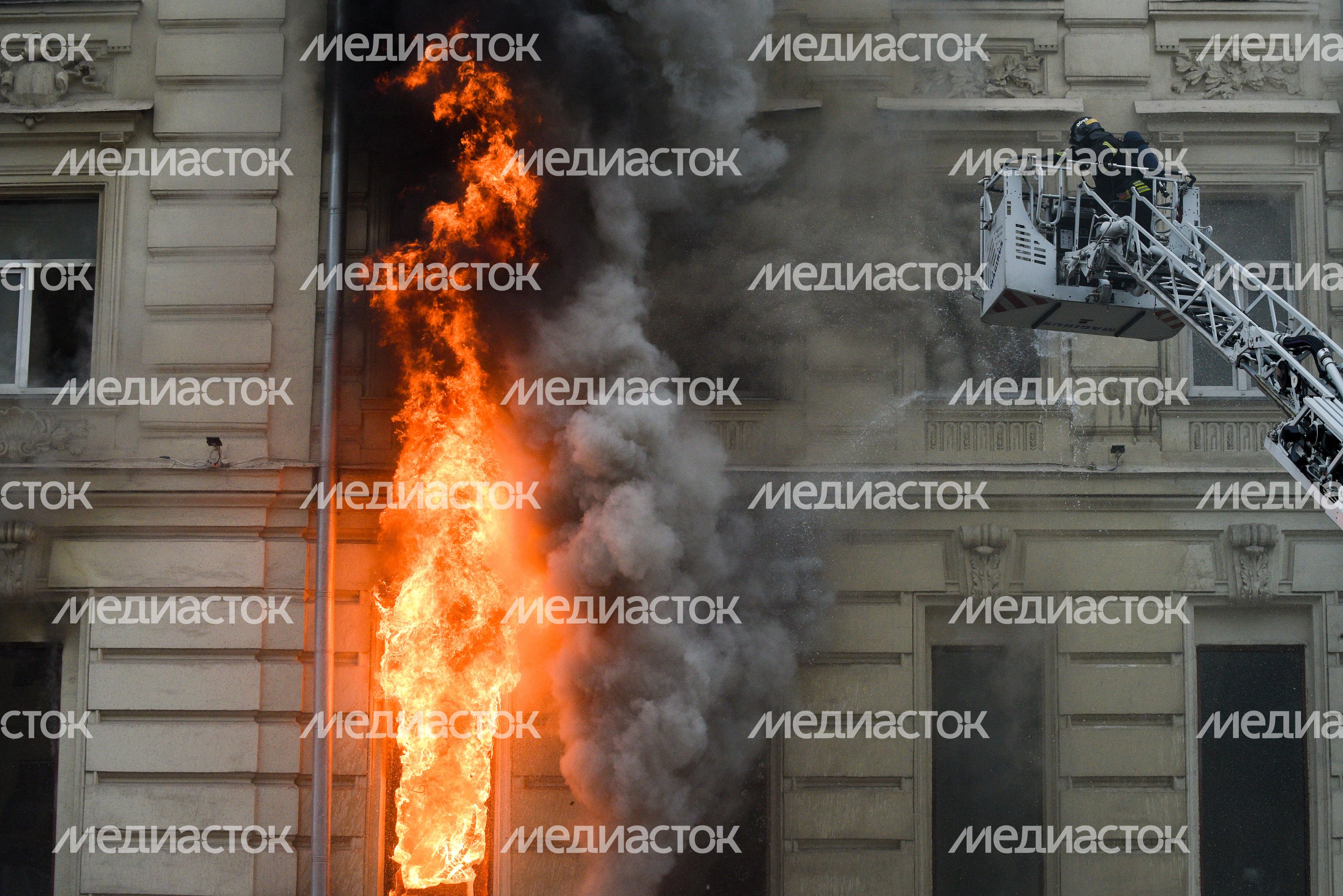 Пожар в реставрируемом здании на Тверской улице в Москве