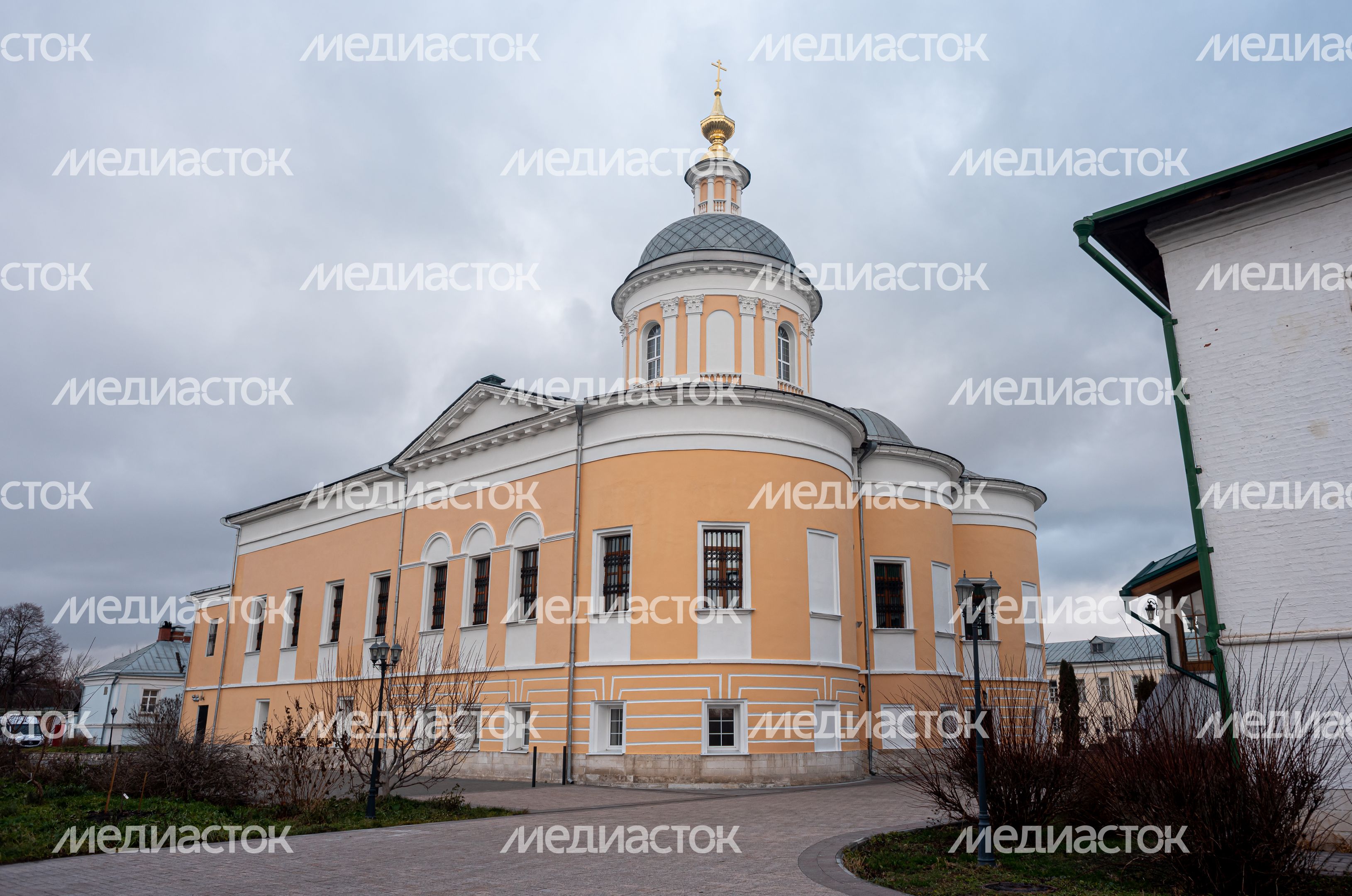 Осенние виды Богоявленского Старо-Голутвина мужского монастыря