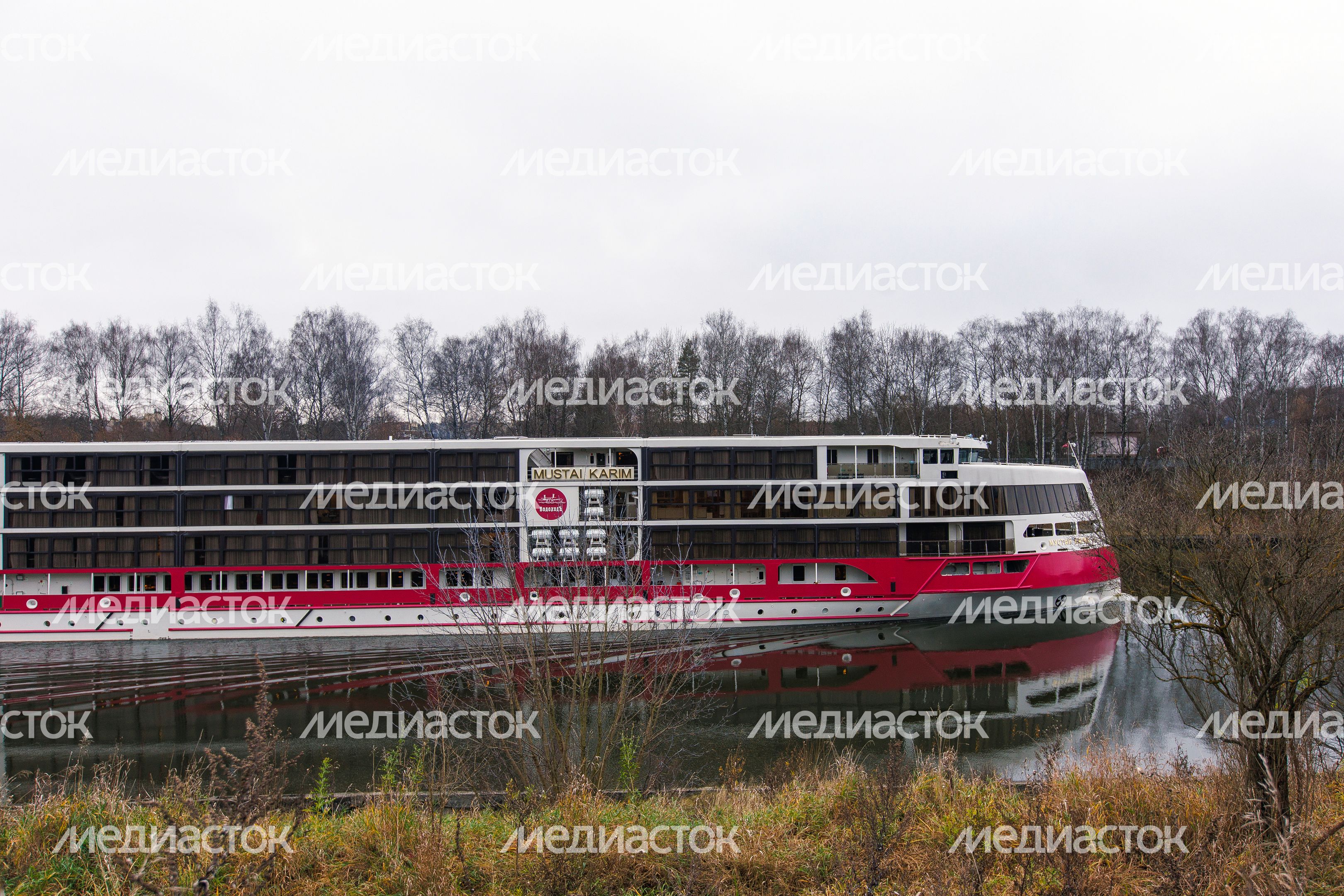 Последний рейс речной навигации теплохода по каналу имени Москвы в Химках