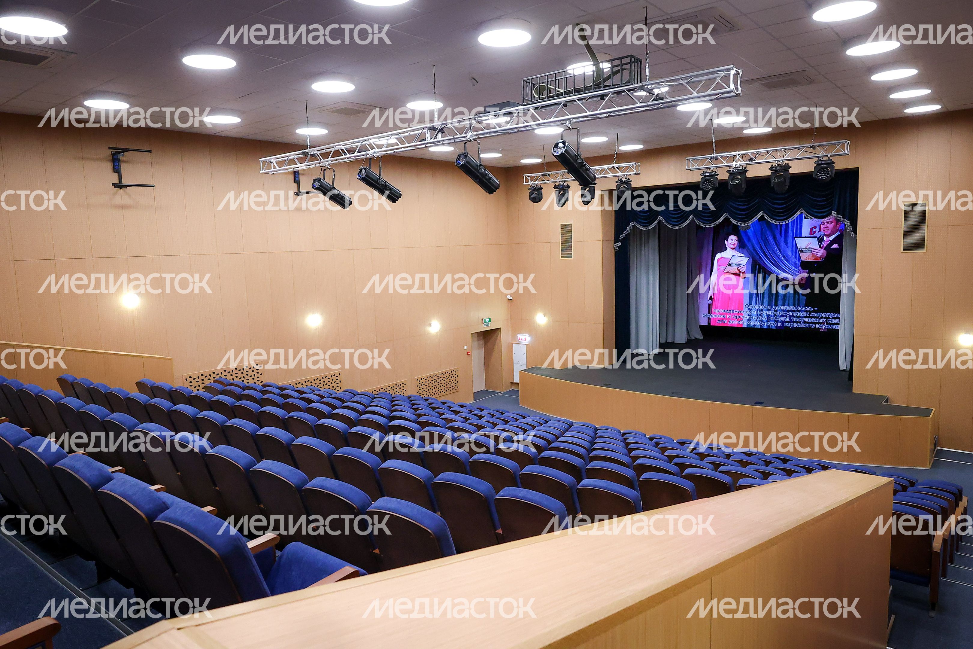 Проверка хода капремонта Центра культуры и творчества «Родники» в Волоколамске Губернатором Подмосковья