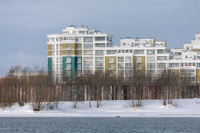Зимний вид набережной канала имени Москвы в Дубне зимой