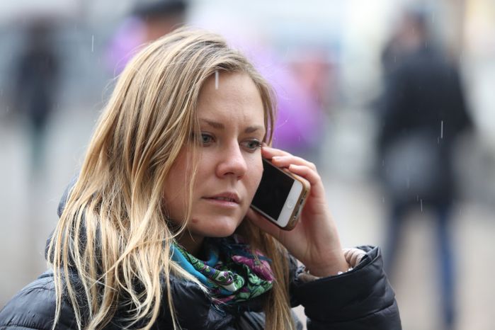 Девушка разговаривает по телефону в Москве