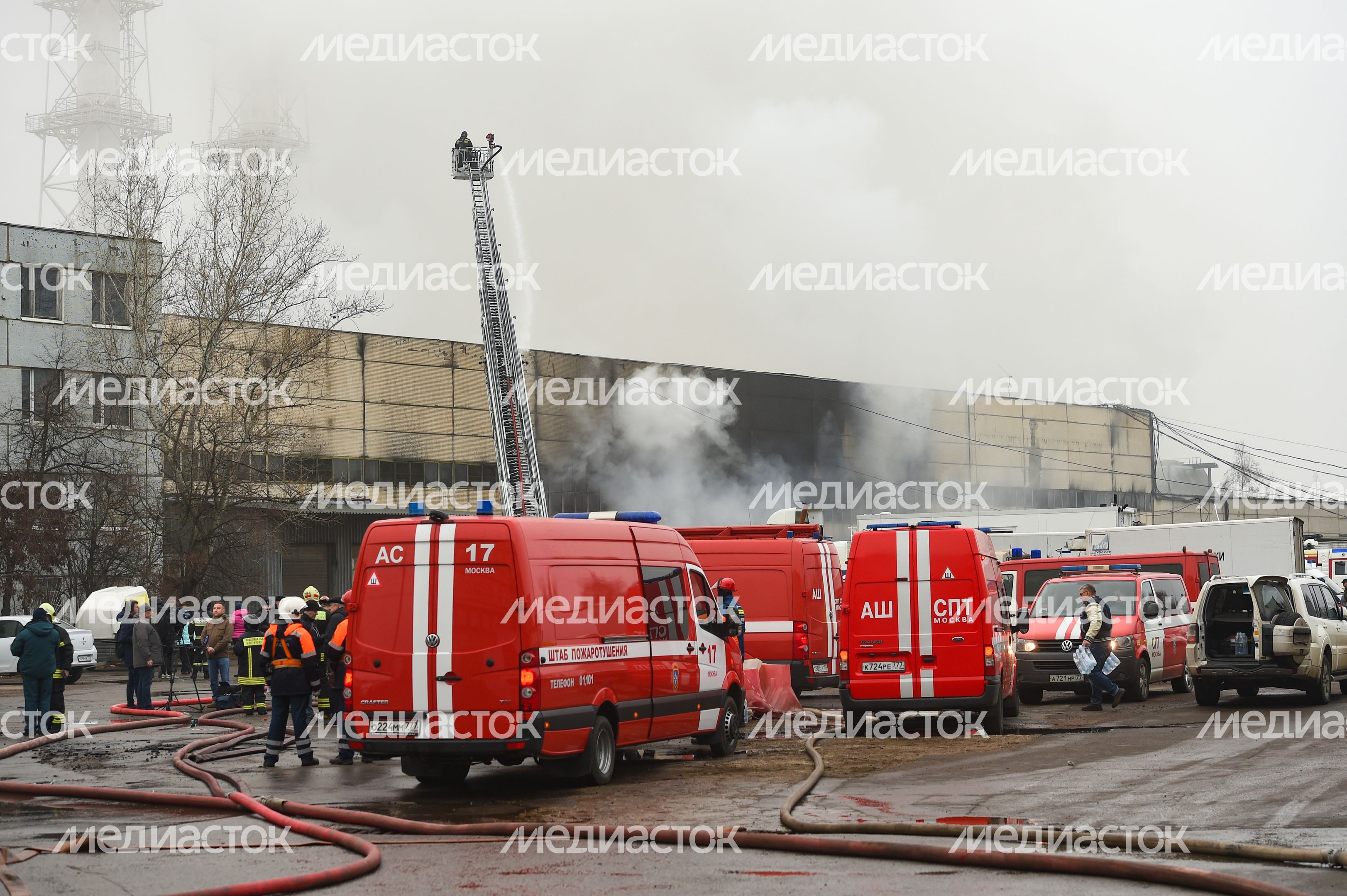 Пожар в складском помещении на улице Маршала Прошлякова в Москве