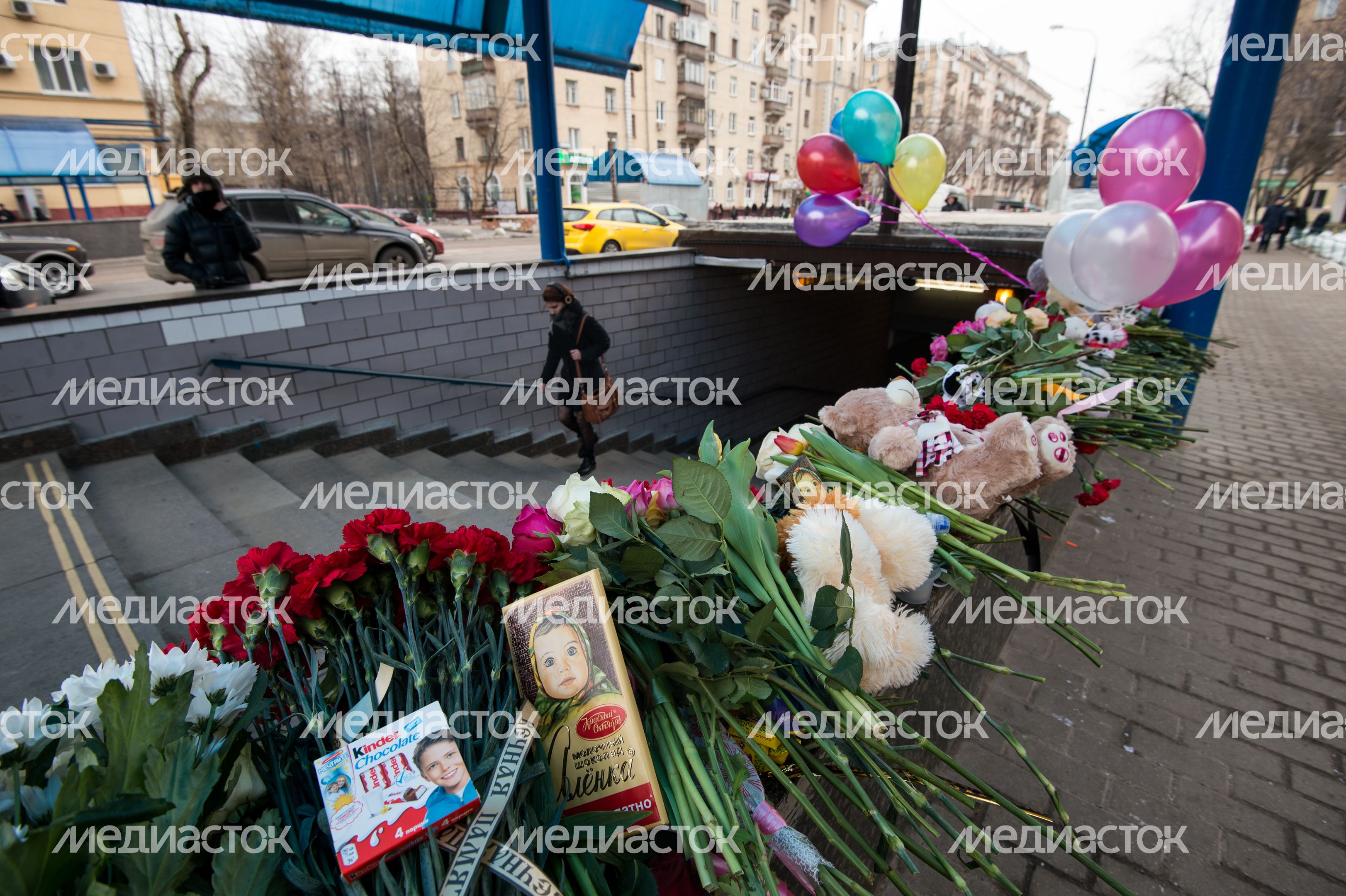 Мемориал из цветов и игрушек в честь погибшей девочки в Москве