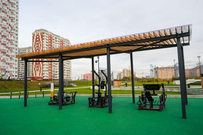 В Люберцах благоустроили парк "Дружба" с пешеходным мостом через озеро Черное