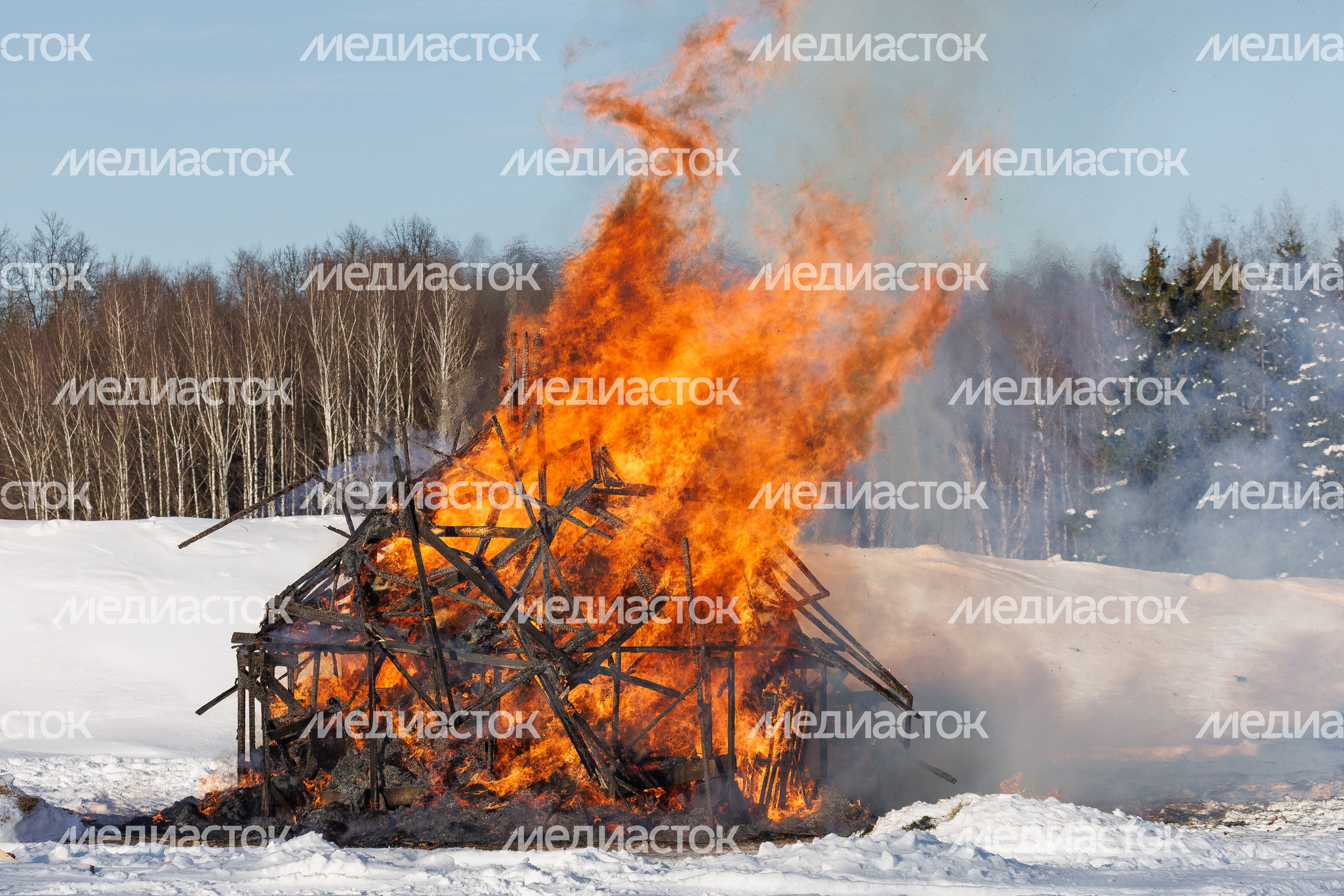 В Горках Ленинских сожгли самое высокое в России чучело Масленицы В Горках Ленинских сожгли самое высокое в России чучело Масленицы