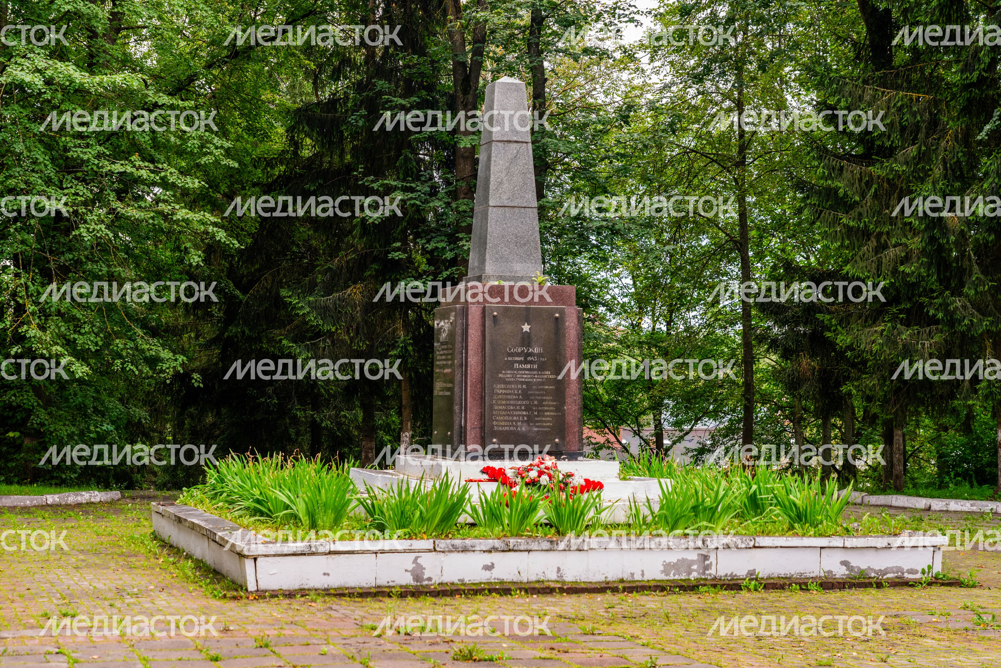 Мемориал на братской могиле воинов в городском саду Волоколамска Мемориал на братской могиле воинов в городском саду Волоколамска
