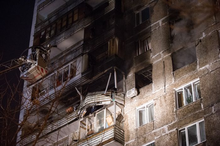 Пожар из-за взрыва в квартире жилого дома в Москве