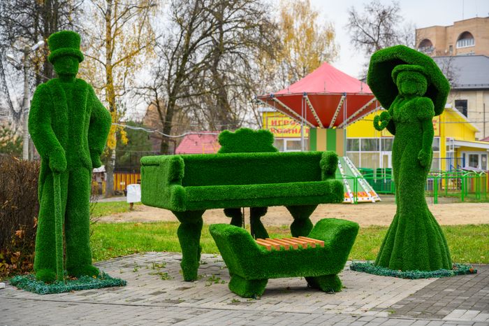 Арт-объект в виде музыкальной парочки в парке культуры и отдыха «Пегас» в Егорьевске осенью