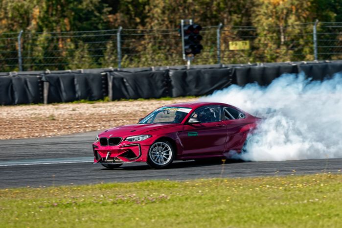 Дрифт-гонка автомобилей по автодрому Moscow Raceway на фестивале «Дрифт Экспо» в Волоколамске