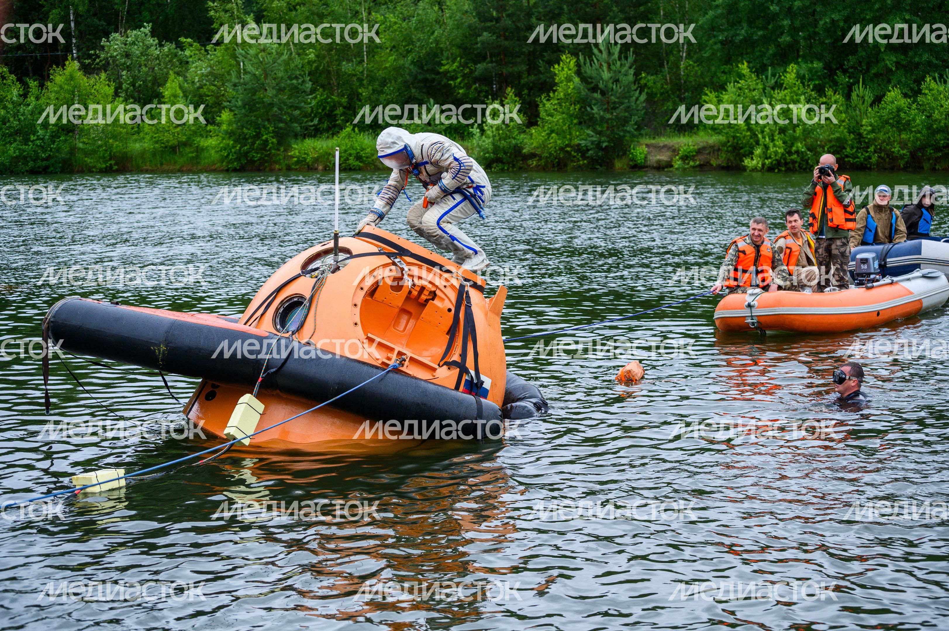 Тренировка космонавтов по действиям после посадки на воду в Ногинске