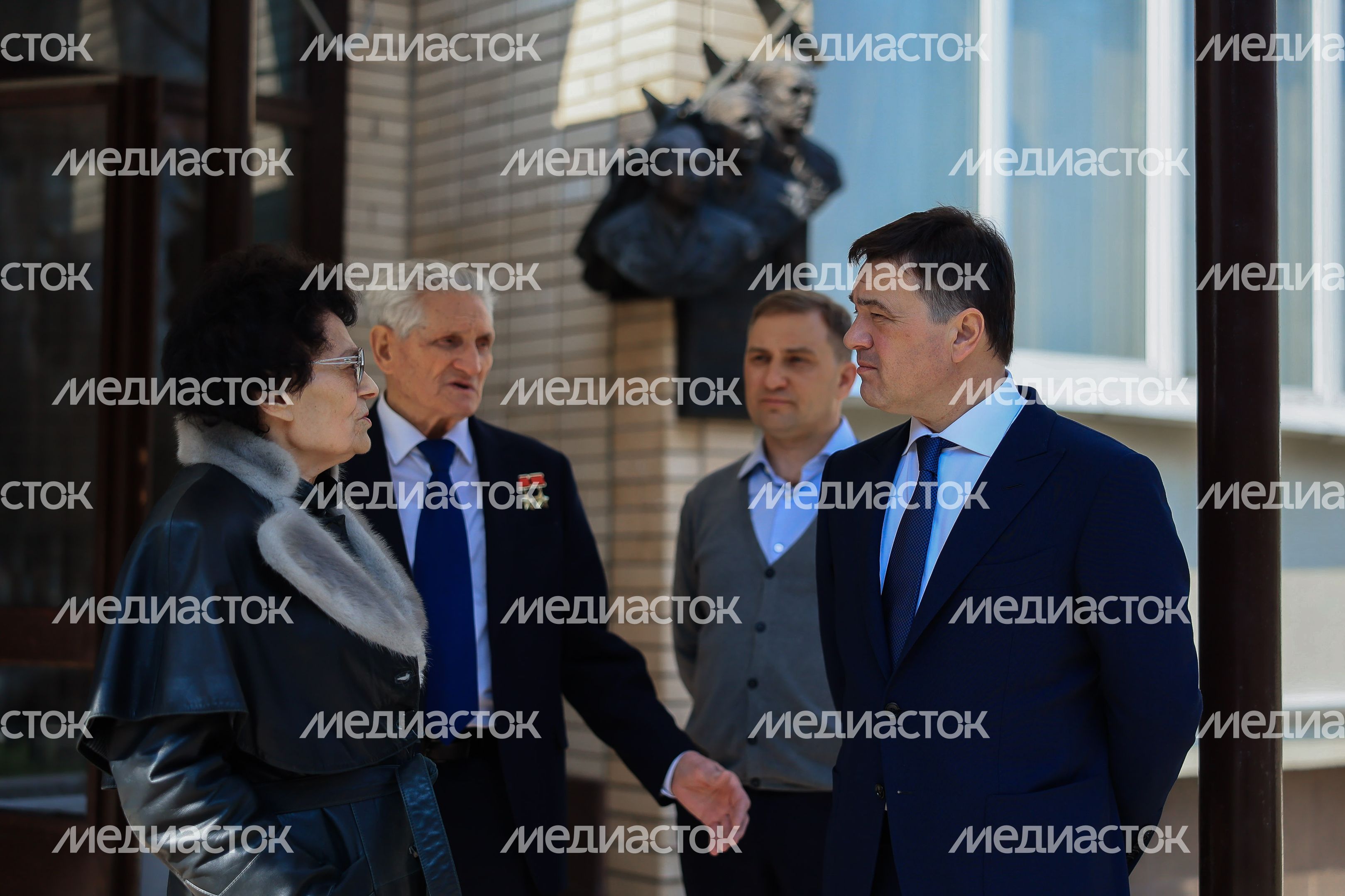 Посещение губернатором космонавта первого отряда